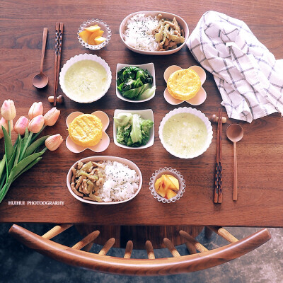 早安，今日早餐：玉米煎蛋+苦瓜炒肉饭+拌生菜+黄桃+鸡茸蘑菇蛋汤。
玉米煎蛋做法：公众号回复140查看食谱。
苦瓜炒肉做法：公众号回复95查看食谱。
拌生菜做法：公众号回复38查看食谱。