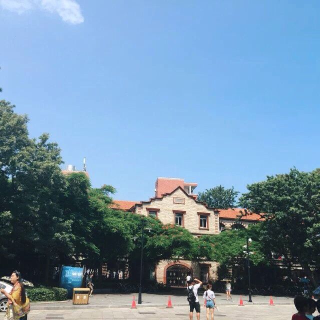 厦门大学出来后对面的一个建筑，不知道什么名字，很美