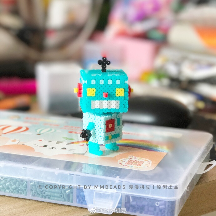 在@Shoewho 的微博挖宝！发现很可爱的小机器人！做成立体的也不难哦！大家都可以试试！虽然很简单，但是巨萌！复古的感觉另外做了小南瓜和米奇迷你形状的小糖果～在群里鼓励大家一起做糖果！到了万圣节，不怕不够分啦！你们也来一起试试看吧！#我爱拼豆##万圣节# ​​​​...展开全文c