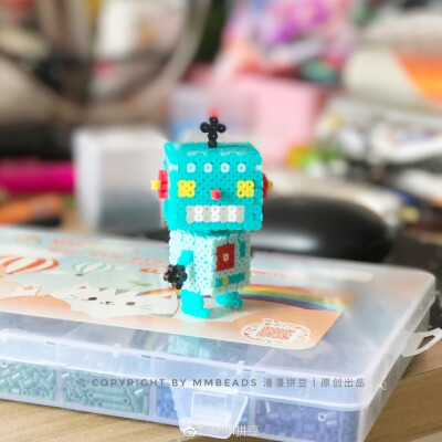 在@Shoewho 的微博挖宝！发现很可爱的小机器人！做成立体的也不难哦！大家都可以试试！虽然很简单，但是巨萌！复古的感觉另外做了小南瓜和米奇迷你形状的小糖果～在群里鼓励大家一起做糖果！到了万圣节，不怕不够分…