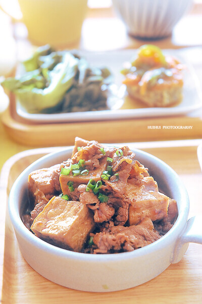 早安，今日早餐：肥牛烧豆腐+浇汁鳕鱼+炒生菜+米饭+豆浆+西梅。
肥牛烧豆腐、浇汁鳕鱼都是新菜，食谱写新书里啦，都好吃！
最近好喜欢西梅，百吃不腻！