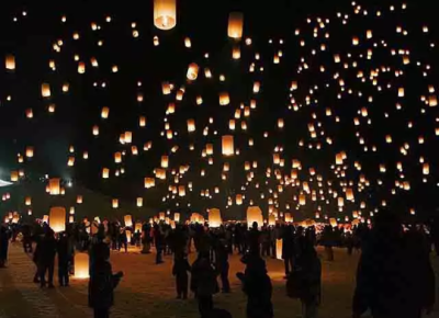 “津南雪祭”——日本（新潟県）
这里是《格林童话》中莴苣姑娘的世界，每年3月12日，在新泻县津南町開催的【津南雪祭】是日本北国之地少有的孔明灯盛典。
