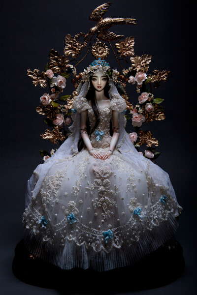 几十年间，Marina Bychkova制作了几百张如此美艳绝伦的脸。而她们的每一个眼神，都会让你有落泪的冲动。每一个女孩，每一具小小的身体里，都藏着一颗不羁而脆弱的灵魂，在爱与痛的历练中，散发着自己独特的香气。