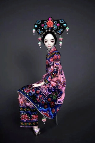 几十年间，Marina Bychkova制作了几百张如此美艳绝伦的脸。而她们的每一个眼神，都会让你有落泪的冲动。每一个女孩，每一具小小的身体里，都藏着一颗不羁而脆弱的灵魂，在爱与痛的历练中，散发着自己独特的香气。