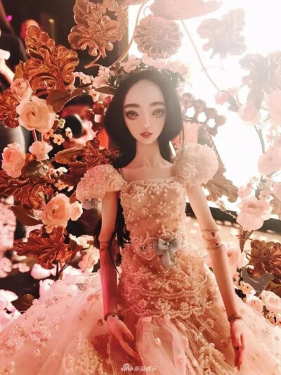 几十年间，Marina Bychkova制作了几百张如此美艳绝伦的脸。而她们的每一个眼神，都会让你有落泪的冲动。每一个女孩，每一具小小的身体里，都藏着一颗不羁而脆弱的灵魂，在爱与痛的历练中，散发着自己独特的香气。