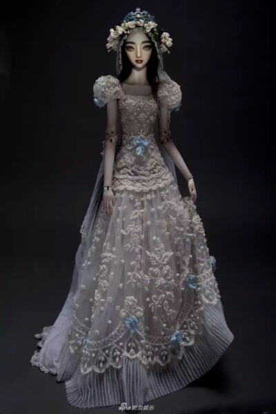 几十年间，Marina Bychkova制作了几百张如此美艳绝伦的脸。而她们的每一个眼神，都会让你有落泪的冲动。每一个女孩，每一具小小的身体里，都藏着一颗不羁而脆弱的灵魂，在爱与痛的历练中，散发着自己独特的香气。