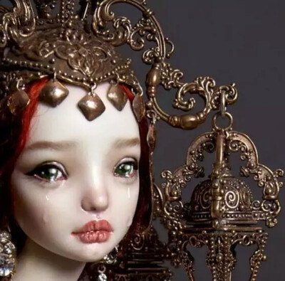 这款天价娃娃来自高端奢侈玩偶品牌 Enchanted Doll，译成中文意思就是“被施了魔法的娃娃”，由俄罗斯裔加拿大艺术家 Marina Bychkova创立，堪称“娃娃界的爱马仕”