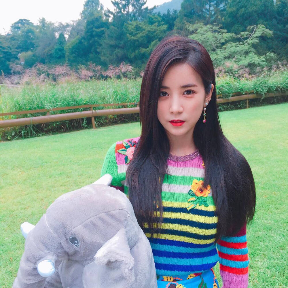 23336259 阿粉 024100 park cho rong 朴初珑 头像