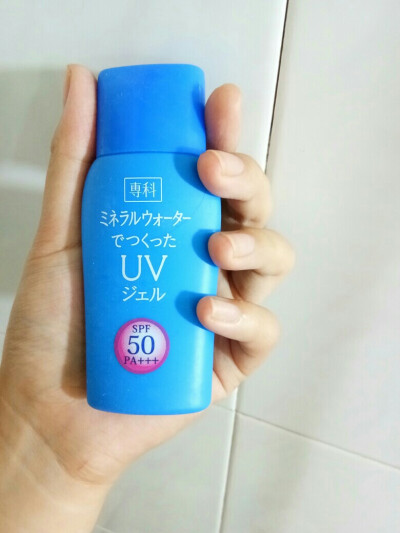 是洗颜专科的矿物质水清透防晒乳户外版，spf50，pa+++，40ml带出门很方便，也挺耐用的。质地是乳液质地，不油腻，好推开。价格五十左右，会回购的