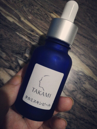  takami 角质肌底液30ml
用量一定一定要足够，滴管刻度线一定要达到，对我脸上的闭口有效，一瓶用完都平啦～就是用起来很快，大半个月一瓶，一瓶三百多，略心疼～