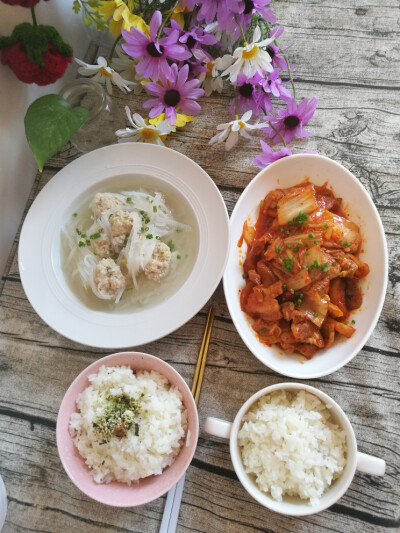 午餐：白萝卜汆丸子，辣白菜炒五花