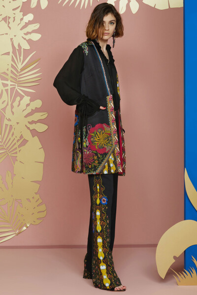 意大利时尚品牌 ETRO 2018 早春度假系列LookBook 呈现依旧烂漫的佩斯利“腰果”花纹～