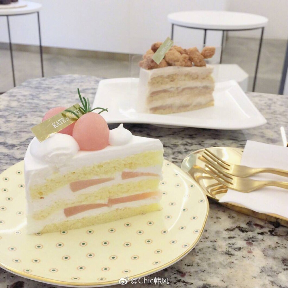 Shop | 位于首尔麻浦区的KATE N CAKE
一家很有人气的甜品店
抹茶蛋糕和新出的水蜜桃蛋糕
都可以说他们家必点的人气单品
一定要提早时间去哦
因为蛋糕很美味总是会提前售卖完
地址：서울특별시 마포구 동교로 142-10 ​​​