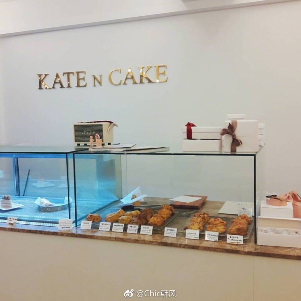 Shop | 位于首尔麻浦区的KATE N CAKE
一家很有人气的甜品店
抹茶蛋糕和新出的水蜜桃蛋糕
都可以说他们家必点的人气单品
一定要提早时间去哦
因为蛋糕很美味总是会提前售卖完
地址：서울특별시 마포구 동교로 142-10 ​​​