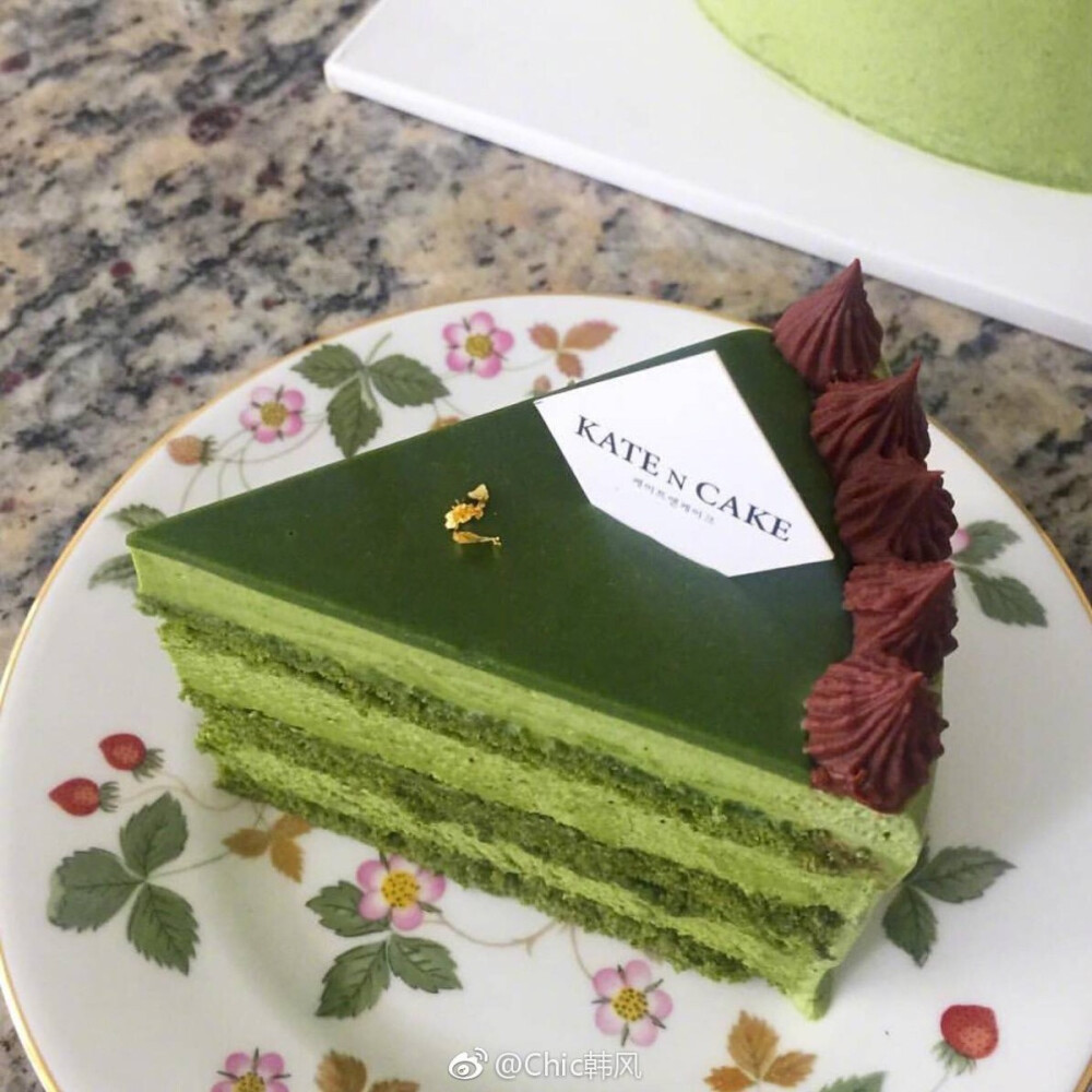 Shop | 位于首尔麻浦区的KATE N CAKE
一家很有人气的甜品店
抹茶蛋糕和新出的水蜜桃蛋糕
都可以说他们家必点的人气单品
一定要提早时间去哦
因为蛋糕很美味总是会提前售卖完
地址：서울특별시 마포구 동교로 142-10 ​​​