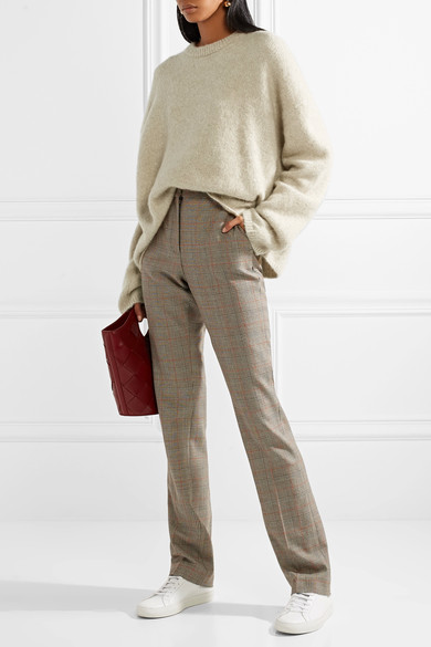 Totême 创始人 Elin Kling 借鉴一众摩登和复古时尚 Icon 的多变风格，设计出别具一格的品牌系列。这款 “Biella” 毛衣选用羊绒、美洲驼毛和马海毛混纺面料制成，手感舒适且颇为保暖，浅米色更是典雅百搭。搭配格纹精裁长裤即可展示干练装束，休闲出行时则可换搭牛仔裤。