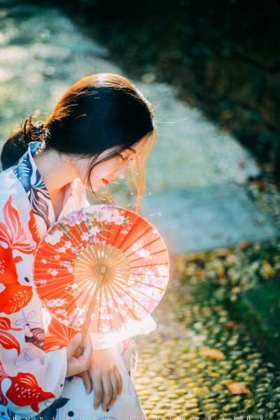 衣香鬓影
摄影：洪小漩
出镜：露露
刚刚听了一首歌，叫《第三十八年夏至》。
里面几句歌词美如画。
斜屏半倚拉长了光影
重彩朱漆斑驳了画意
衣香鬓影掩过了几声叹息
冷眼看过了霓虹几场别离
哎呀，怎么那么…