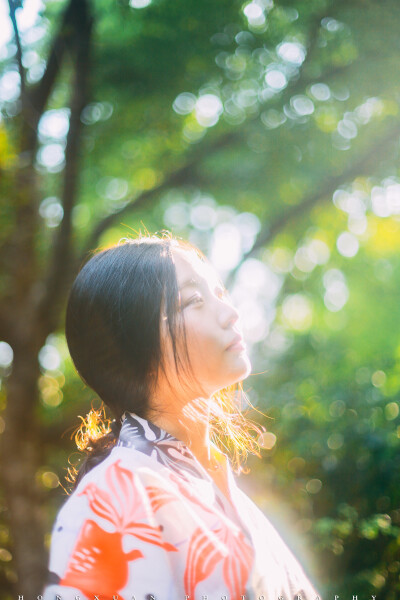 衣香鬓影
摄影：洪小漩
出镜：露露
刚刚听了一首歌，叫《第三十八年夏至》。
里面几句歌词美如画。
斜屏半倚拉长了光影
重彩朱漆斑驳了画意
衣香鬓影掩过了几声叹息
冷眼看过了霓虹几场别离
哎呀，怎么那么…