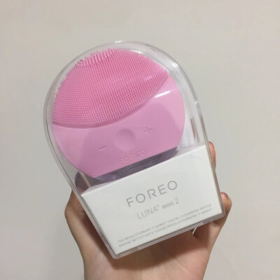 Foreo Luna露娜医用硅胶刷头电动洗脸仪 去黑头非常有效，深层清洁无死角！尤其适合敏感肌肤，大油田，痘痘肌肤，不用担心卸不干净脸，而且会觉得皮肤很紧致，洁面头是永久的，整机防水！
