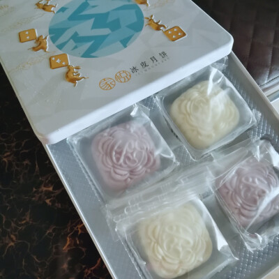 今年的冰皮月饼~~三舅的礼物kkk