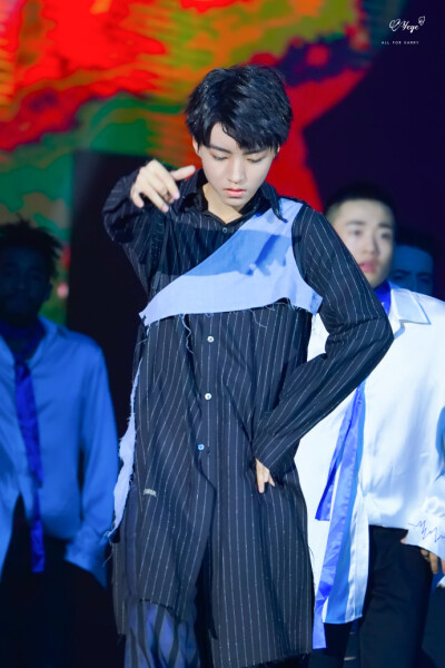 #王俊凯焕蓝未来karryon# #王俊凯18岁karryon# Life isn't about waiting for the storm to pass. It's about learning how to dance in the rain.@TFBOYS-王俊凯 K焕蓝·未来（Karry On） ​​​​