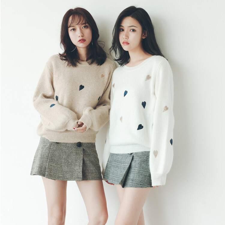 2017秋冬新款韩版灯笼袖爱心刺绣圆领套头毛衣针织衫