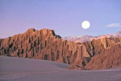 阿塔卡马沙漠
沙漠的主体部分位于智利境内，因为安第斯山脉天然屏障的阻隔，致使这里成为极端干旱的代名词，它年均降水量小于0.1毫米，在1845-1936年这长达91年的时间里，沙漠没有下过一滴雨，是名副其实的“世界干…