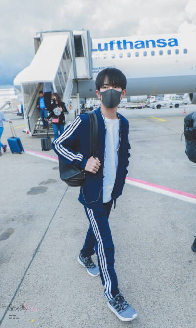 #易烊千玺 #TFBOYS 机场饭拍 高清 帅气 时尚担当易烊千玺