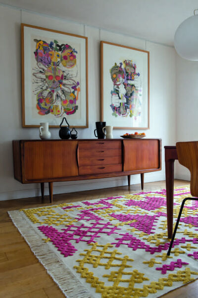 地毯上两个暖色调的搭配，让房间的感觉也变得柔软起来。
