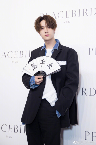 一博更博：#有所为，就无所wei#我在PEACEBIRD MEN AW17 FASHION SHOW活动现场，感谢太平鸟风尚男装的邀请[噢耶] ​​​