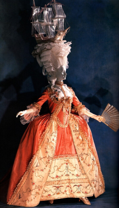 玛丽安托瓦内特在1770年代推广的高发髻是洛可可晚期最典型的元素之一，这种看一眼都觉得脖子酸痛的发型绝对是合格的布景板，丝绸羽毛花束珠宝各种往上堆，只有想不到没有做不到。而其中最夸张也是最著名的一种形象便…