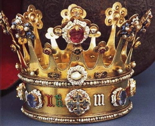 勃艮第公爵夫人小王冠（Coronet），1461年，这是目前英国仅存的两顶中世纪王冠之一，它属于爱德华四世及理查三世的妹妹，英国公主约克的玛格丽特，她佩戴着这顶王冠渡过海峡嫁给了非常富有的勃艮第公爵“大胆”查理。这顶金王冠是一件杰作，王冠镶嵌珍珠，蓝宝石，红宝石，钻石等，冠冕上有约克白玫瑰和勃艮第公国徽章，拉丁字母为女主人的名字“Margarit(a) de (Y)o(r)k ”。不过，目前这顶珍贵的王冠并不属于英国，玛格丽特出嫁后约克家族在玫瑰战争中落败，英国王位被都铎的亨利七世夺取，她在1474年造访德国亚琛时将这顶王冠捐献给了当地的主座教堂，目前仍然作为亚琛大教堂镇馆之宝保存十分完好，该