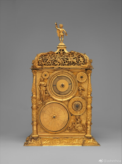 1568年在德意志奥格斯堡制作的天文钟。外壳为铜鎏金，机械装置为铁质