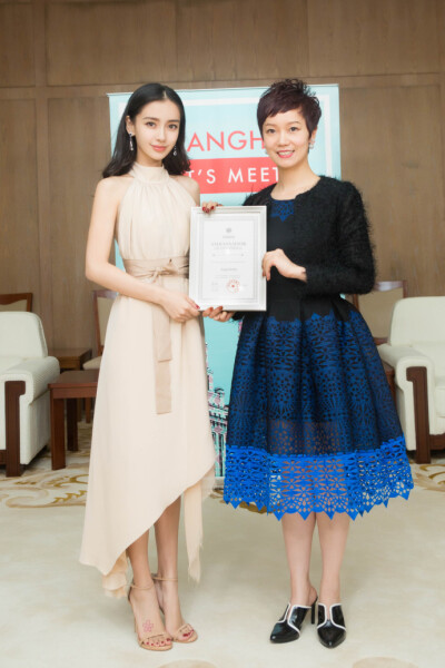 angelababy 作为2017“世界城市日”上海推广大使出席。二十多年前从上海出发，如今又回到这里，上海是记忆亦是情怀。今天起，和baby一起，探寻城市与生活的更多美好