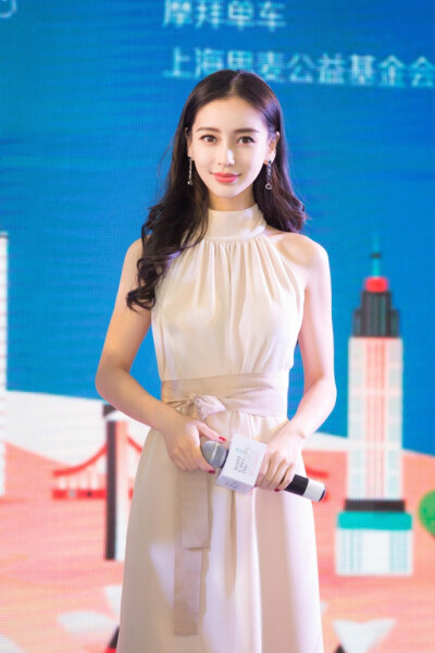 angelababy 作为2017“世界城市日”上海推广大使出席。二十多年前从上海出发，如今又回到这里，上海是记忆亦是情怀。今天起，和baby一起，探寻城市与生活的更多美好