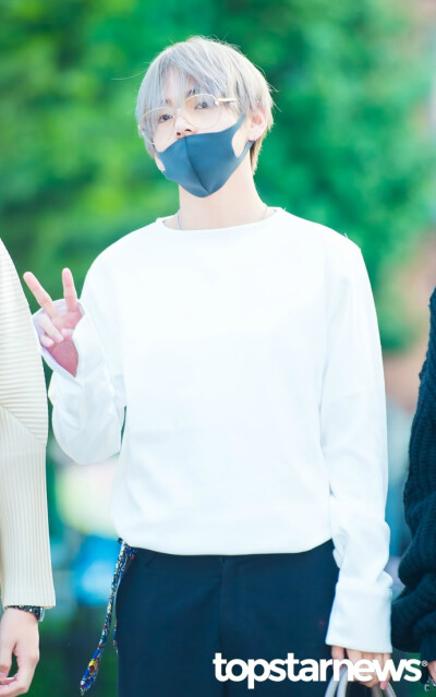 金泰亨 topstarnews “ 这男人...好帅啊... ”22日，防弹少年团成员金泰亨出席了在首尔汝矣岛举行的《音乐银行》上班路。