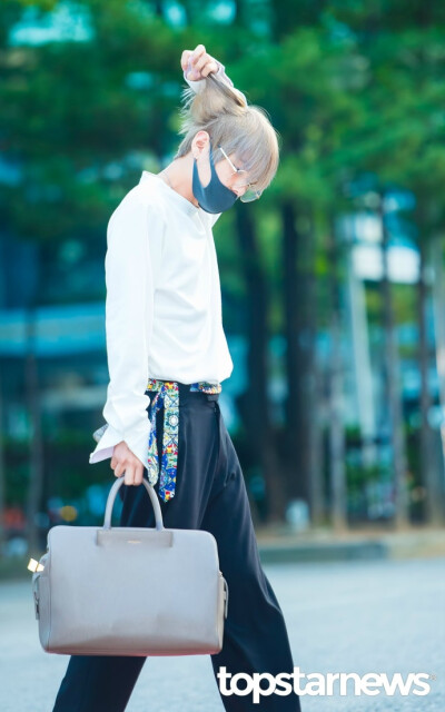 金泰亨 topstarnews “ 这男人...好帅啊... ”22日，防弹少年团成员金泰亨出席了在首尔汝矣岛举行的《音乐银行》上班路。