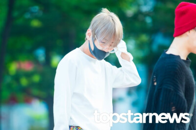 金泰亨 topstarnews “ 这男人...好帅啊... ”22日，防弹少年团成员金泰亨出席了在首尔汝矣岛举行的《音乐银行》上班路。