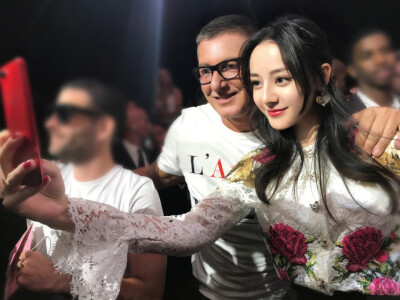 迪丽热巴 欣赏Dolce&Gabbana2018春夏女装大秀