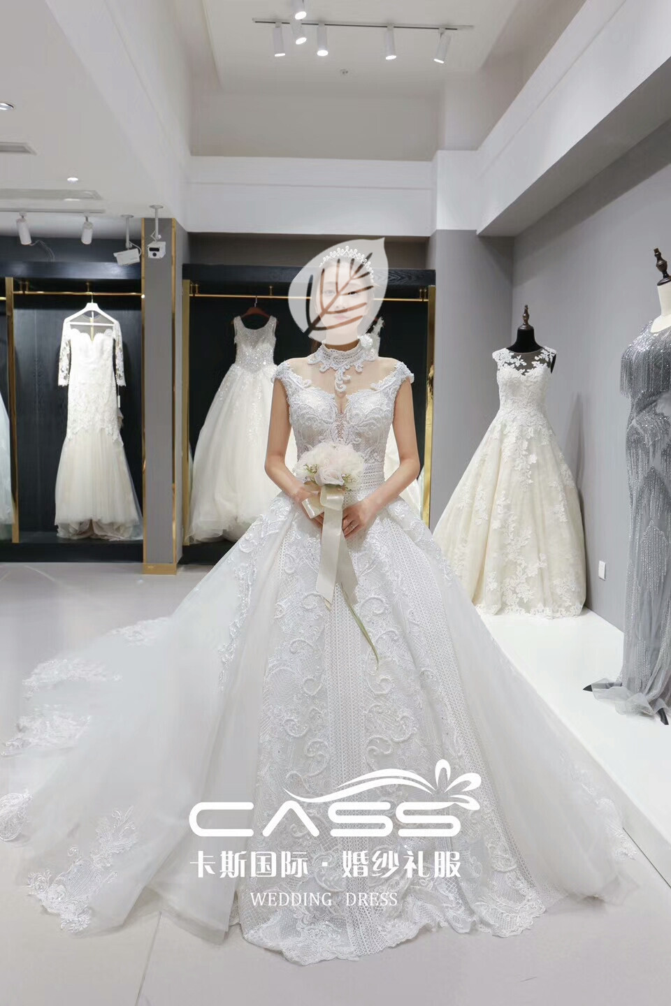 #CASS新娘试纱#
一件精彩的美背婚纱能让你在婚礼上惊艳全场，云鬓峨峨，华容婀娜，走到哪里都留下惊鸿一瞥。
#你的最美婚纱#