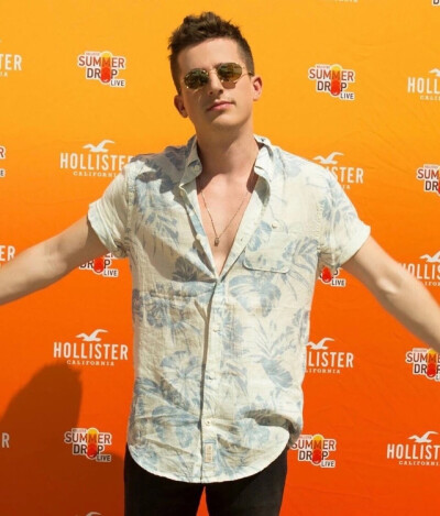 Charlie Puth。 Hollister