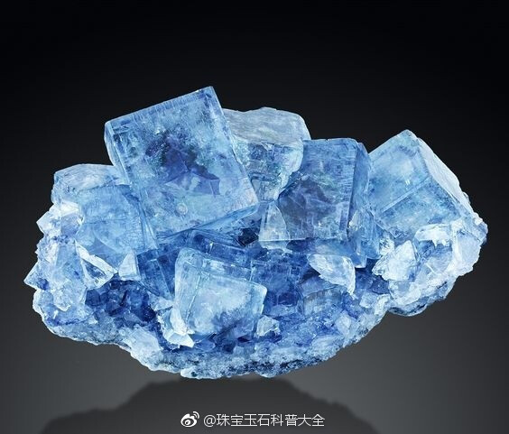 这种淡蓝色的萤石 Fluorite 真的是美出了天际 