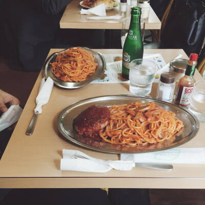 . 夏、休憩中のサラリーマンに囲まれながら、 昔ながらのナポリタンとハンバーグを食べました。 給食のソフト麺を思い出すような柔いパスタが クセになる( ? ￣??￣? )??? そして付け合わせのハンバーグ美味…