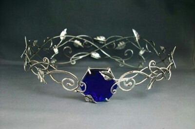 除了宝石本身以外，戒身也很精细啊