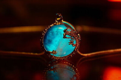 再一次感到魔力……中二之魂爆发了。
好像能从里面看出什么似的