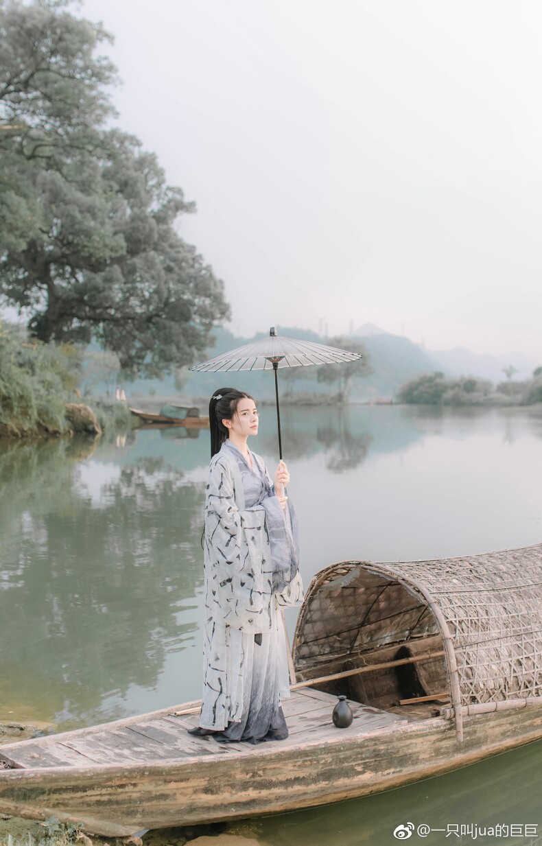 九月江南花事休, 芙蓉宛转在中洲。美人笑隔盈盈水, 落日还生渺渺愁。