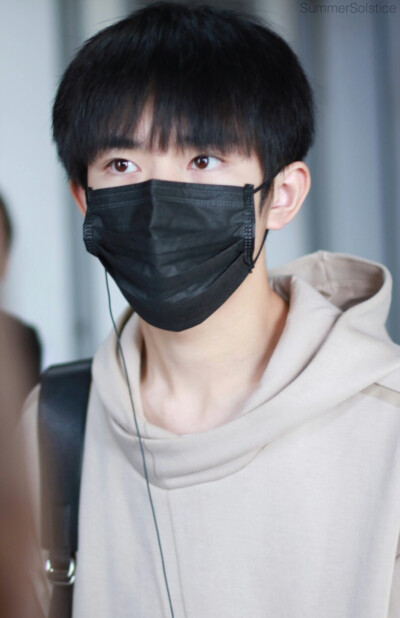 #易烊千玺 #TFBOYS 机场饭拍 高清 帅气 时尚担当易烊千玺