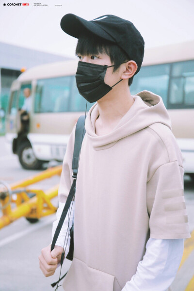 #易烊千玺 #TFBOYS 机场饭拍 高清 帅气 时尚担当易烊千玺