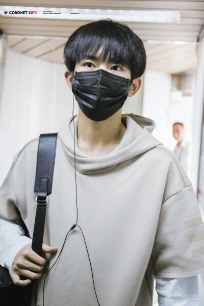 #易烊千玺 #TFBOYS 机场饭拍 高清 帅气 时尚担当易烊千玺