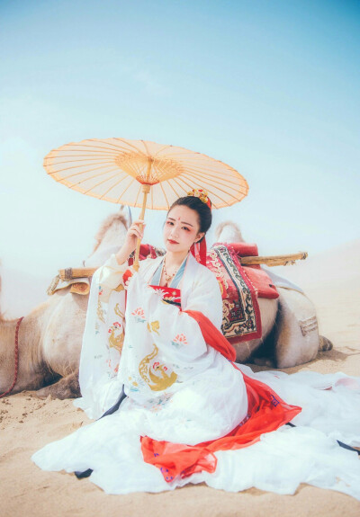 雷送余音声袅袅，风生细响语喁喁。
摄影／后期／造型：界音